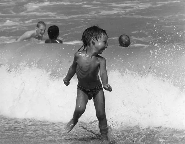 1988 — Photo eines vierjährigen Jungen, der vor einer Welle davon läuft.