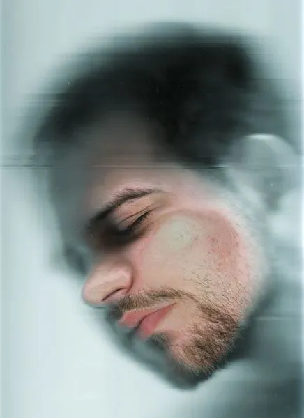 2008 — Gesichtsscan 2, geschlossene Augen, Gesicht partiell plattgedrückt, teilweise unscharf, leichter Bart, weißer Hintergrund